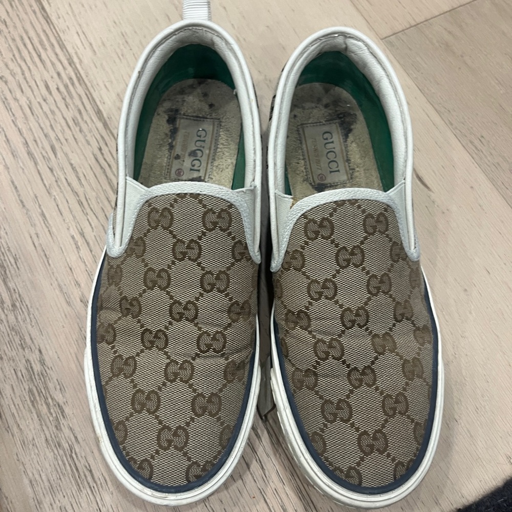 Gucci slip on canvas sneakers size 38 comes with box
Used condition